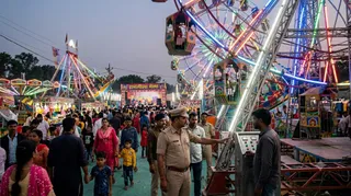 हापुड़ रामलीला मेले में बिना अनुमति चल रहे बड़े झूले बंद ( एआई जेनरेटेड इमेज )