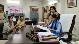 हापुड़ में छात्रा निधि बनी एक दिन की जिलाधिकारी ( एआई जेनरेटेड इमेज )
