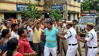 हुगली में तृणमूल नेता को रस्सी बांधकर घुमाया (यह तस्वीर AI की मदद से बनाई गई है।)