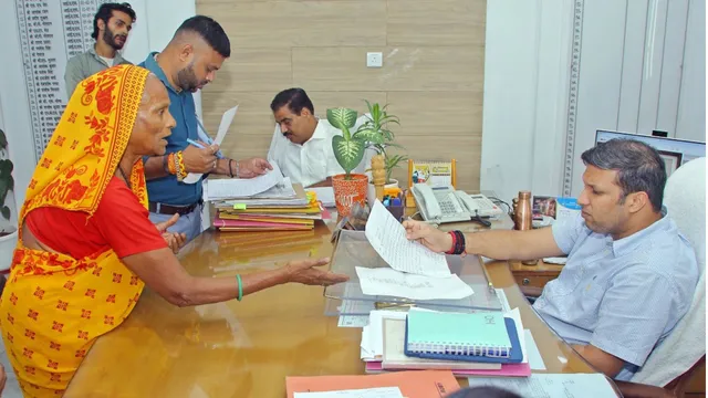 'बत्ती गुल, फिर भी मीटर चालू', गाजियाबाद में महिला की शिकायत सुन डीएम हैरान
