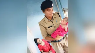 पूजा और विनीता ने ड्यूटी के साथ-साथ निभाया फर्ज।