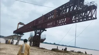 चक गुलाम आलम में यमुना पर निर्माणाधीन पुल