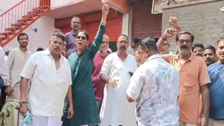 वाराणसी के सोनारपुरा में शराब की नई दुकान के खिलाफ स्थानीय लोगों का प्रदर्शन।
