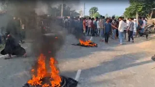 ग्रामीणों का कहना है कि जब तक फरार चालक की गिरफ्तारी नहीं होती, तब तक सड़क जाम रहेगा।