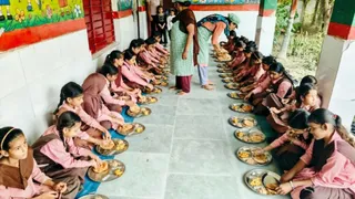 मिड-डे मील में बच्चे। फाइल