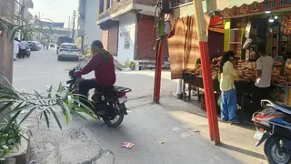 मुजफ्फरनगर के चौड़ी गली बाजार में सड़क के बीच लगे विद्युत पाेल। जागरण