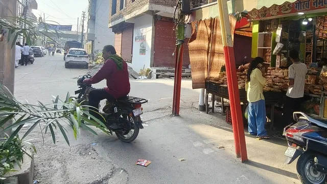 समस्याओं से जूझ रहा मुजफ्फरनगर का चौड़ी गली का बाजार, कोई नहीं सुन रहा पुकार; यहां सड़क के बीच लगे हैं बिजली के पाेल
