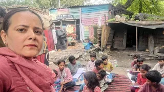 बच्चों को पढ़ातीं नीतू गेरा। फोटो जागरण