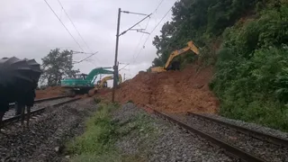 रेलवे ट्रैक पर गिरा मिट्टी और पत्थर