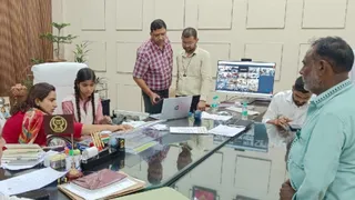 जनता दरबार में शिकायतें सुनतीं एक दिन की डीएम बनीं छात्रा पायल दीक्षित, पास में बैठीं जिलाधिकारी डॉ. अंकुर लाठर