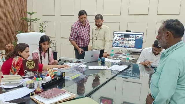 एक दिन की DM बनी किसान की बेटी पायल, जनता दरबार में सुनीं फर्रुखाबाद के लोगों की फरियाद
