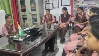 पीएमश्री कंपोजिट विद्यालय, एलमपुर में एक दिन की प्रधानाध्यापक बनने के बाद अन्य छात्राओं से वार्ता करतीं कुमारी परी। सौ. विभाग