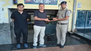 आरपीएफ की मुस्तैदी से यात्री को मिला ट्रेन में छूटा 30 हजार का वनप्लस मोबाइल।