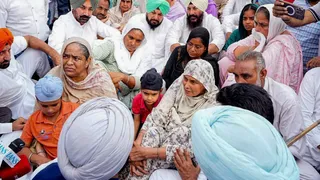 पीड़ित परिवार से मिलते हुए अमरिंदर सिंह राजा वड़िंग।