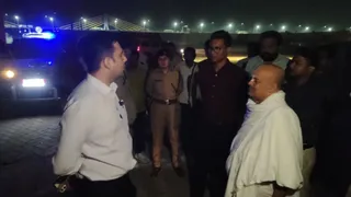 सिमरिया कल्पवास मेला की तैयारी का जायजा लेने पहुंचे डीएम रिची पांडेय, एसपी मनीष, एडीएम ब्रजकिशोर चौधरी, सदर एसडीओ अश्विनी कुमार सहित अन्य पदाधिकारी। जागरण