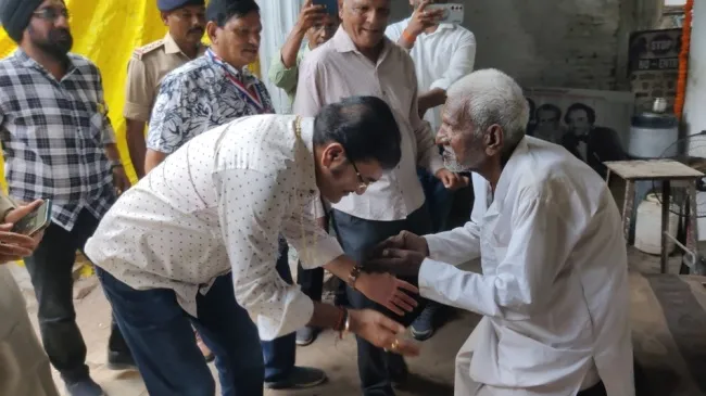 sudesh b touching feet of chowkidar 21564