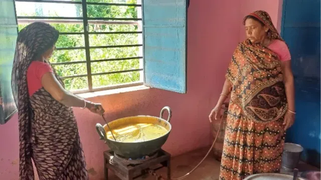 कागजों पर छोला, थाली में 'पानी वाली खिचड़ी'; बांका के सरकारी स्कूलों में मिड-डे-मील भोजन में भारी लापरवाही
