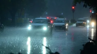 बृहस्पतिवार दोपहर में दिल्ली में अचानक मौसम का मिजाज बदला और तेज वर्षा हुई। फोटो: चंद्र प्रकाश मिश्र