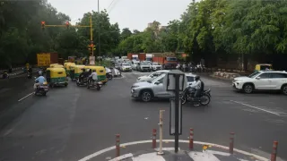 मथुरा रोड पर माता मंदिर रोड रेड लाइट, जहां एनएचएआई की ओर से प्रस्तावित है फ्लाईओवर। फोटो: जागरण