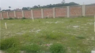 पक्की दीवार खड़ी कर शुरू की खरीद-बिक्री