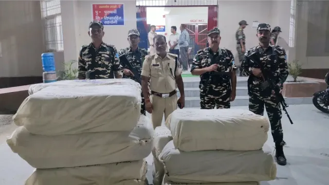 भारत-नेपाल सीमा पर SSB की बड़ी कार्रवाई, आम के बगीचे में छिपाकर रखा 510 किलो गांजा बरामद
