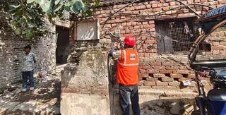 मनीमाजरा के शास्त्री नगर में बिजली चाेरी पर कार्रवाई करते सीपीडीएल के कर्मचारी।