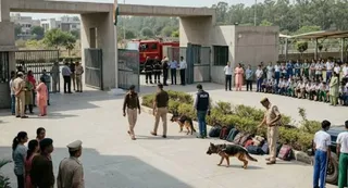 बम धमाके की धमकी के बाद स्कूलों में सर्च अभियान चलाया गया। (सांकेतिक फोटो)