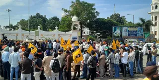 मोहाली के सोहाना में एयरपोर्ट रोड पर बैठे प्रदर्शनकारी। फोटो : लखवंत सिंह