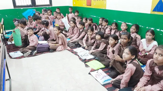 फाइलों में दबा मुरादाबाद के 22 हजार बच्चों का भविष्य: जनवरी से अटका प्रस्ताव, चटाई पर बैठकर पढ़ने को मजबूर छात्र
