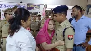 रामलाल वृद्धाश्रम में एसीपी हरीपर्वत के गले लग रोतीं बुजुर्ग महिला।