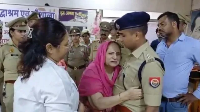 ACP Agra के गले लग फफक पड़ीं बुजुर्ग महिला, बेटे जैसा दिखा अपनापन; साड़ी देख हुईं खुश
