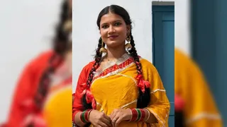 नाटक मंचन के दौरान अपने अभिनय का प्रदर्शन करतीं पूर्णिया की युवा रंगकर्मी अदिति।