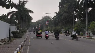 अलीगढ़ में गुरुवार दोपहर बादल छा गए।