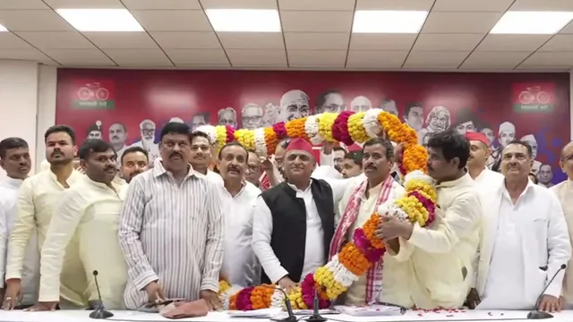 गोंडा में बृजभूषण शरण सिंह के करीबी लोग समाजवादी पार्टी में शामिल, मुखिया अखिलेश यादव ने दी सदस्यता