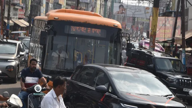 मेरठ: बेगमपुल पर जाम बरकरार, बाजारों को पार्किंग का इंतजार; अतिक्रमण की चपेट में है चौराहा