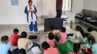 प्राथमिक विद्यालय जल्लौपुर द्वितीय में टाट पट्टी पर बैठे बच्चों को शिक्षा ग्रहण कराती सहायक अध्यापक सोनम वर्मा। जागरण