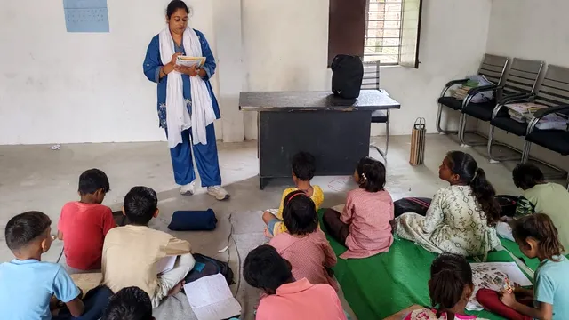 दावों की खुली पोल: 'विधायक जी जरा इधर भी देखिए!' 60 से ज़्यादा सरकारी स्कूलों में टाट-पट्टी पर पढ़ने को मजबूर बच्चे
