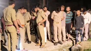 चौधरी सराय में बच्ची का शव मिलने के बाद नाले को देखती पुलिस व अन्य।