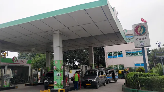 महंगाई में लगा सीएनजी का 'तड़का': 15 दिन में ₹10 बढ़े दाम, पेट्रोल को भी पीछे छोड़ा; ऑटो चालकों की बढ़ी मुसीबत