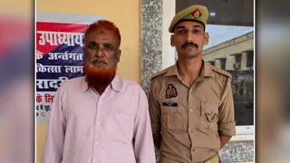 पुलिस गिरफ्त में आरोपित मोबीन बेग। सौ पुलिस