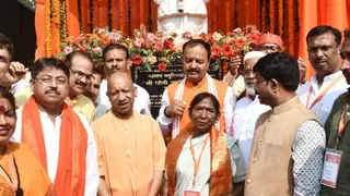 प्रयागराज में बाबू मसुरियादीन की प्रतिमा के अनावरण के दौरान मुख्यमंत्री योगी आदित्यनाथ, उप मुख्यमंत्री केशव मौर्य व मसुरियादीन के परिवार सदस्य। जागरण