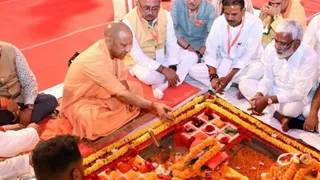 कसारी-मसारी में पद्मलोक आवास योजना का भूमि पूजन करते मुख्यमंत्री योगी आदित्यनाथ व अन्य। जागरण