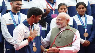 खिलाड़ी जय मीणा ने रैकेट भेंट किया तो पीएम नरेन्द्र मोदी ने थपथपाई पीठ। (सौजन्य- इंटरनेट मीडिया)