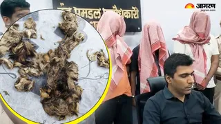 पकड़े गए तस्करों के साथ धनबाद के वन प्रमंडल पदाधिकारी विकास पालीवाल। (फोटो जागरण)
