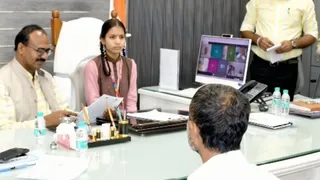 फिरोजाबाद में गुरुवार को डीएम की कुर्सी पर बैठी नीति।
