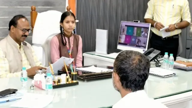 एक दिन की DM, आठवीं क्लास की नीति ने संभाला फिरोजाबाद जिला; जिलाधिकारी बने असिसटेंट