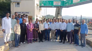 घट्टा (रानीताल) टोल प्लाजा पर एकत्रित हुए लोग। जागरण।