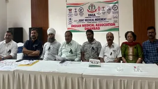 धनबाद क्लब में IMA Jharkhand के अध्यक्ष डा. एके सिंह और अन्य चिकित्सक। (फोटो जागरण)