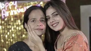 अपनी मां बबीता के साथ जाह्नवी