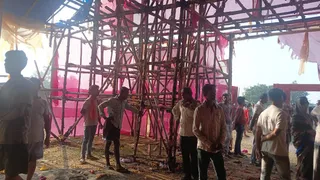 पूजा पंडाल में आग लगने की सूचना पर पहुंचे ग्रामीण। (फोटो जागरण)